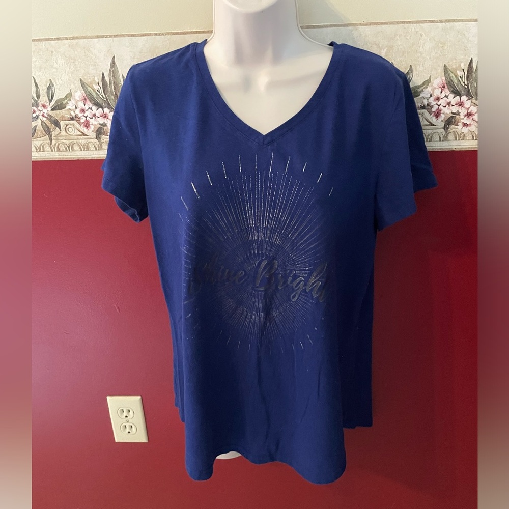 tek gear Navy V-Neck Short Sleeve Tee with Metallic Sunburst Graphic